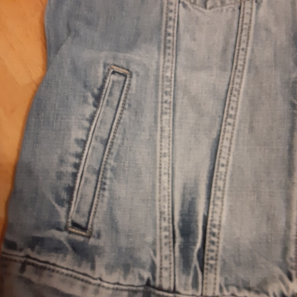 GAP JEAN JACKET LIGHT WASH 2017 DISTRESSED BUTTON UP DENIM WOMENS SIZE MEDIUM. - Picture 12 of 14